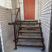 Лестница с поручнем и ступенями из террасной доски